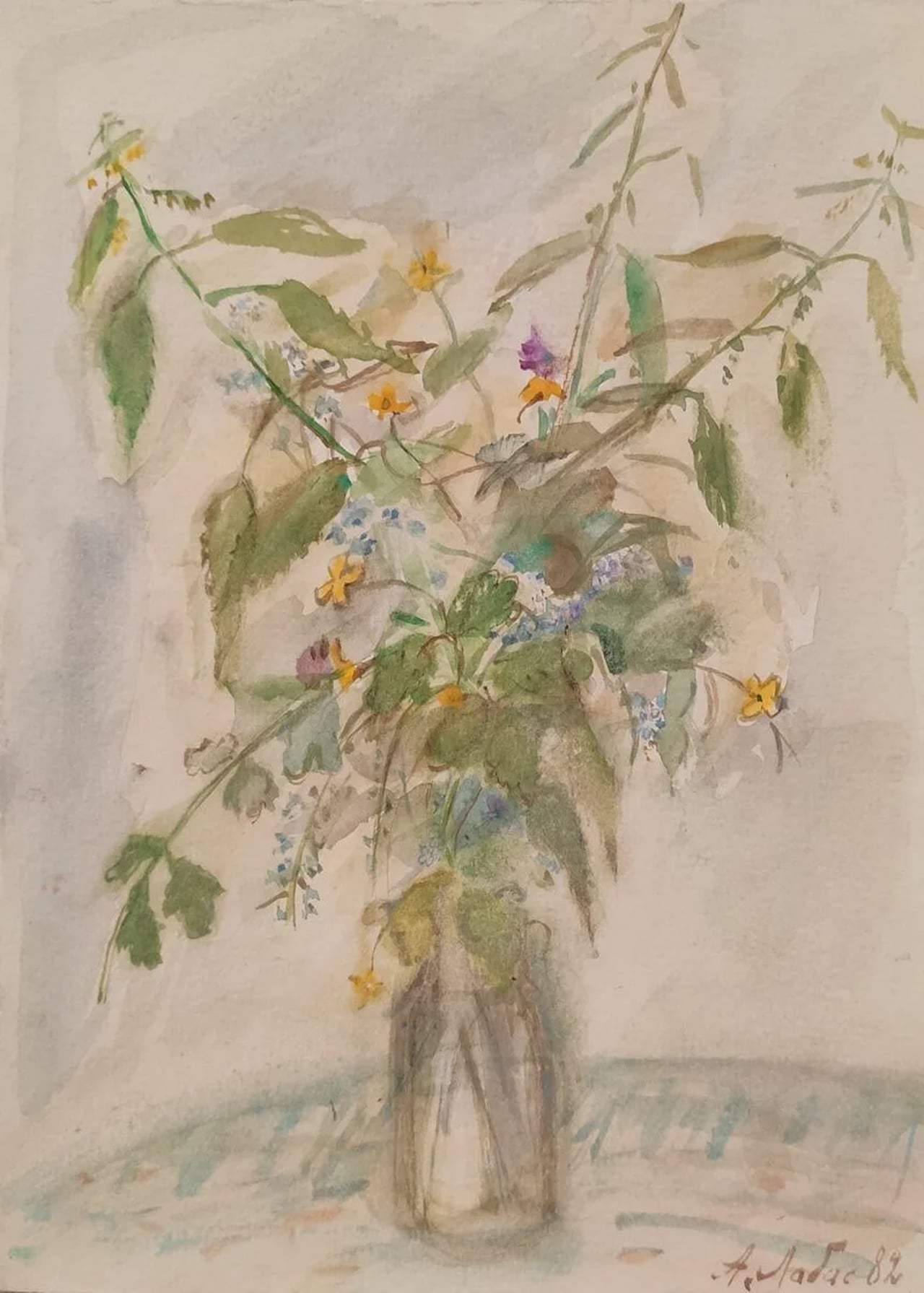 Жёлтые цветы на жёлтом фоне